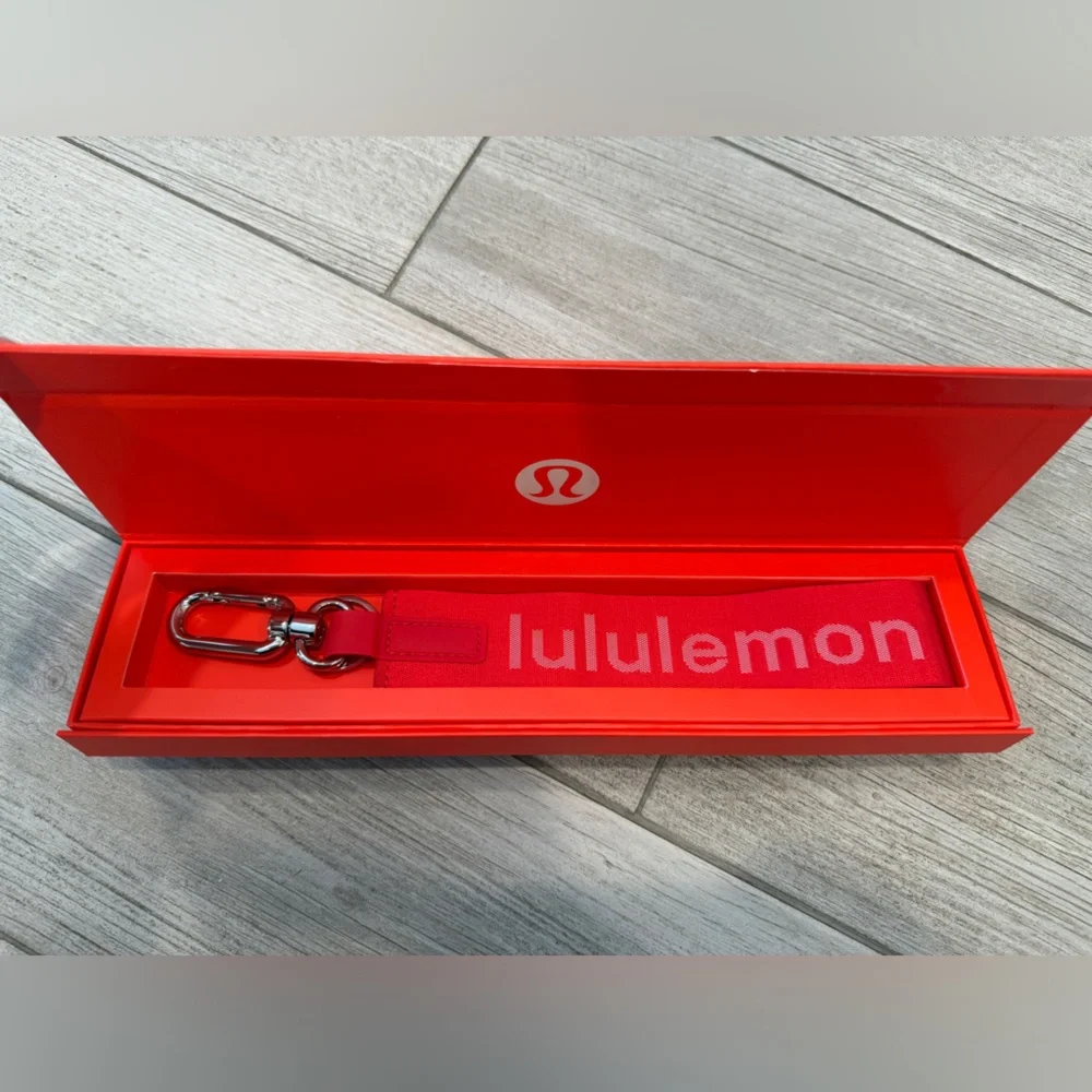 NEW! Exclusive Lululemon Member Access ‘Never Lost’ Keychain in color LURD/WHT